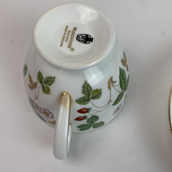 Wedgewood bone china tea / coffee cup & saucer set, Wild Strawberry EUC - Picture 7 of 10